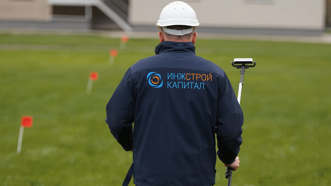 Трассопоисковое сканирование газона вдоль здания